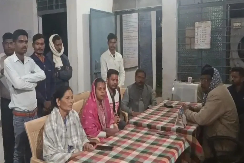 डीडीसी महिला प्रत्याशी से दुर्व्यवहार मामला: सर्व आदिवासी समाज द्वारा थाने का घेराव : Misbehavior with DDC female Candidate 2 DDC candidate 1