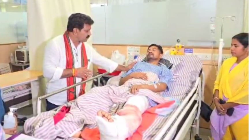 मुठभेड़ में घायल जवानों से मिले उप मुख्यमंत्री विजय शर्मा, हाल-चाल जाना, डॉक्टरों को बेहतर देखभाल के दिये निर्देश: Deputy Chief Minister Vijay Sharma 1 WhatsApp Image 2025 02 12 at 9.59.32 AM