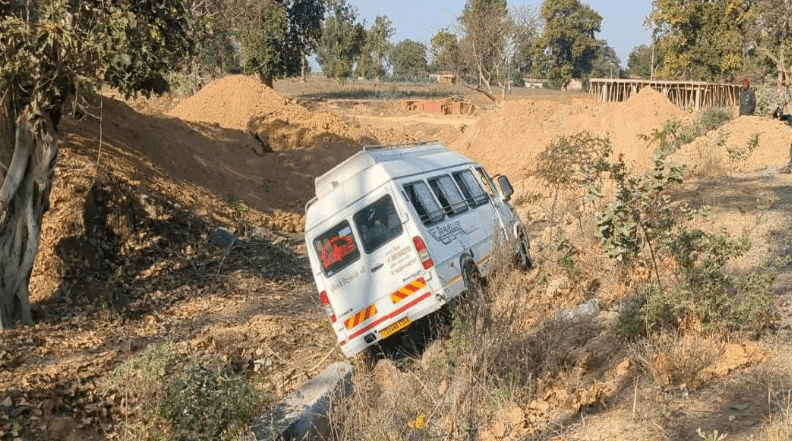 प्रयागराज महाकुंभ से लौट रहे श्रद्धालुओं की बस दुर्घटनाग्रस्त, 4 घायल: Bus Accident on Ambikapur Highway 1 Bus Accident on Ambikapur Highway