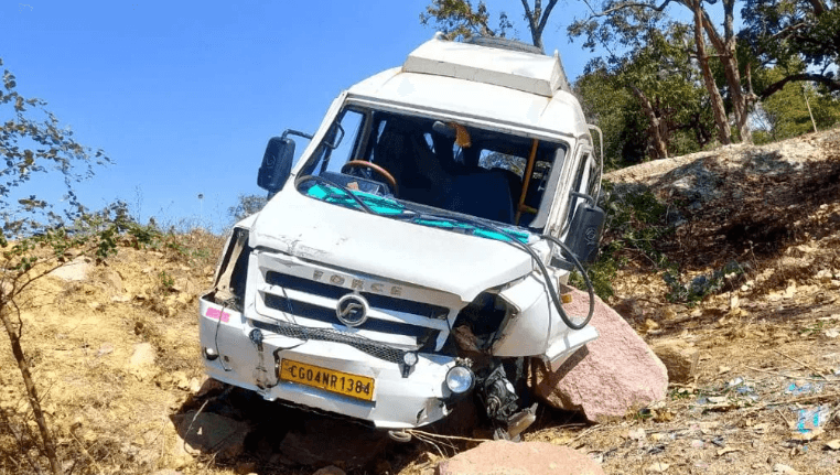 प्रयागराज महाकुंभ से लौट रहे श्रद्धालुओं की बस दुर्घटनाग्रस्त, 4 घायल: Bus Accident on Ambikapur Highway 2 Bus Accident on Ambikapur Highway