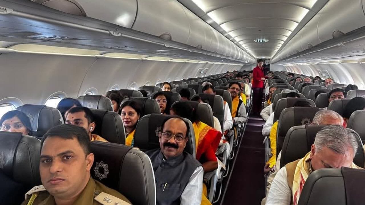 मुख्यमंत्री श्री विष्णुदेव साय, राज्यपाल श्री रमेन डेका और विधानसभा अध्यक्ष श्री रमन सिंह के साथ प्रयागराज के लिए रवाना हुए : Left for Prayagraj Along 3 ullkkkk 52