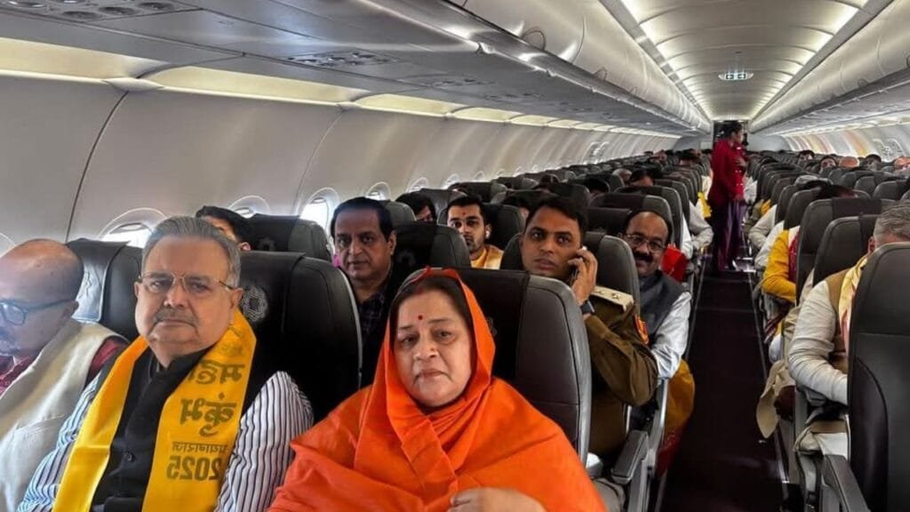मुख्यमंत्री श्री विष्णुदेव साय, राज्यपाल श्री रमेन डेका और विधानसभा अध्यक्ष श्री रमन सिंह के साथ प्रयागराज के लिए रवाना हुए : Left for Prayagraj Along 4 ullkkkk 53