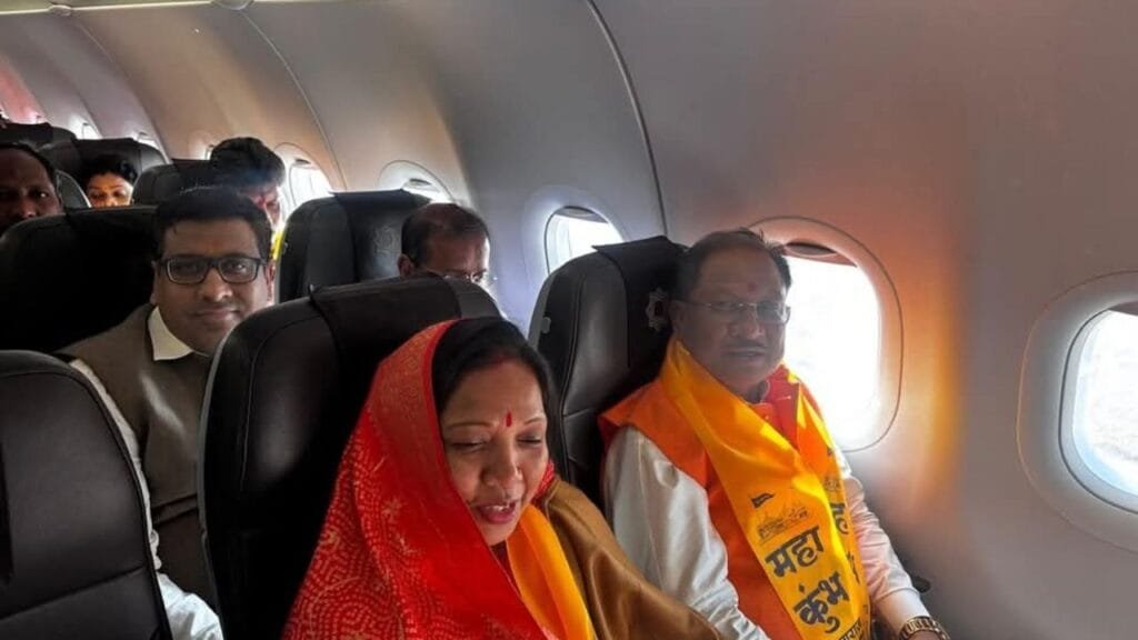 मुख्यमंत्री श्री विष्णुदेव साय, राज्यपाल श्री रमेन डेका और विधानसभा अध्यक्ष श्री रमन सिंह के साथ प्रयागराज के लिए रवाना हुए : Left for Prayagraj Along 2 ullkkkk 54