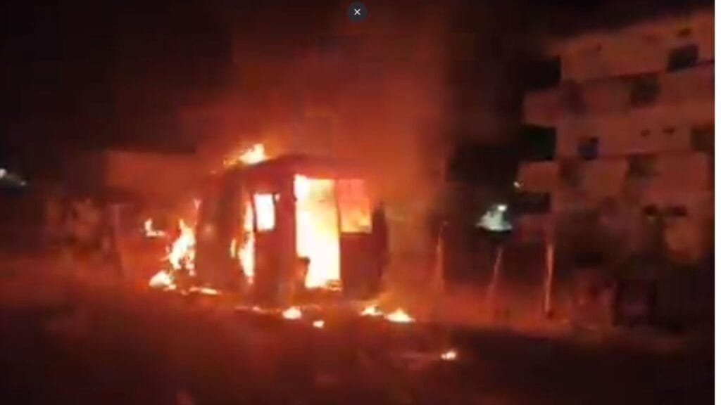 अंबिकापुर के बदमाशों ने बीएमओ निवास के बगल में सामुदायिक स्वास्थ्य केंद्र के बाहर खड़ी एंबुलेंस में लगाईं आग : Fire Ambulance in Ambikapur 1 सूरजपुर जिला शिक्षा अधिकारी बनीं भारती वर्मा 28
