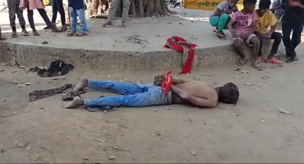 अंबिकापुर मे युवक को मिली तालीबानी सजा, युवक का हाथ पैर बांधकर बीच चौक में लोगों ने की जमकर पिटाई : Ambikapur young Man Taliban Punishment 3 image 152