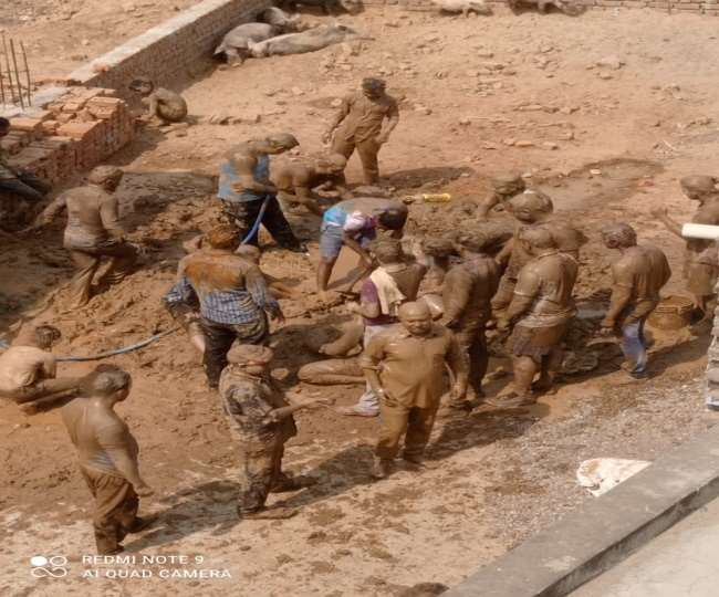 छत्तीसगढ़ का शिमला कहे जाने वाले मैनपाट में कीचड़ से होता है बारातियों का स्वागत, कीचड़ से खेली जाती है अनोखी होली : Unique Holi is played With Mud 2 image 175