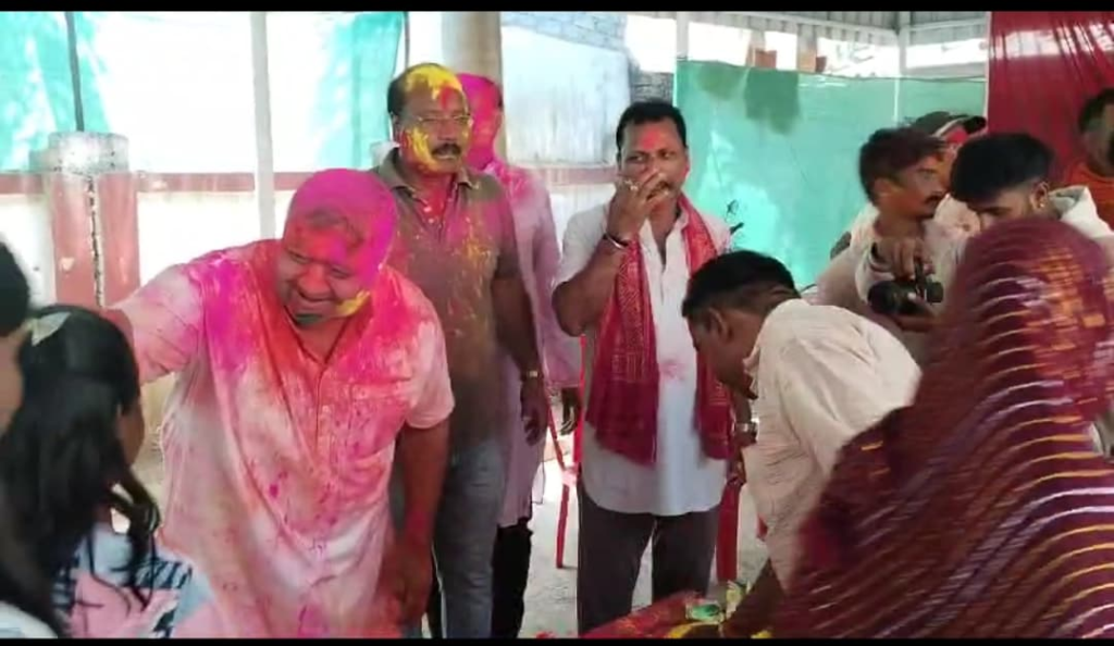 अंबिकापुर विधायक राजेश अग्रवाल, 'होली मिलन समारोह' उनके निवास पर खुशियों की रंग एक दूसरे को लगाया गया : Holi Milan Samaroh Ambikapur 1 image 185