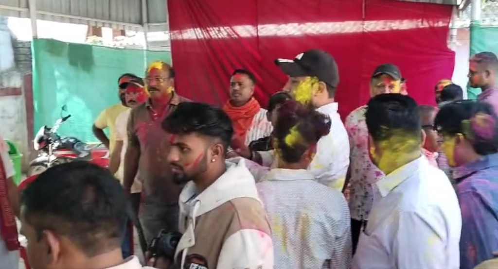 अंबिकापुर विधायक राजेश अग्रवाल, 'होली मिलन समारोह' उनके निवास पर खुशियों की रंग एक दूसरे को लगाया गया : Holi Milan Samaroh Ambikapur 3 image 187