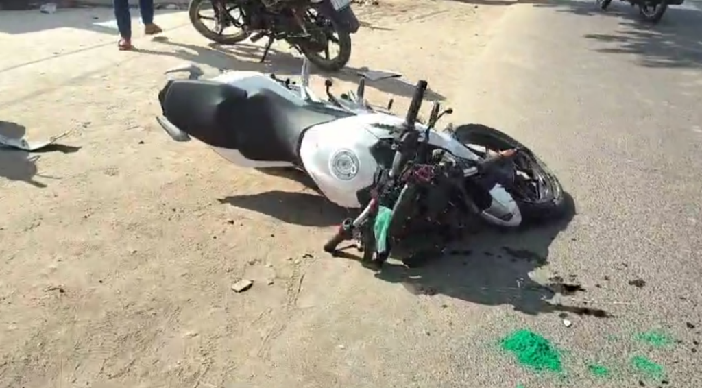अंबिकापुर में बाइक और स्कूटी की जबरदस्त भिड़ंत, दो की मौत और दो घायल : Collision Bike and Scooty in Ambikapur 3 image 208