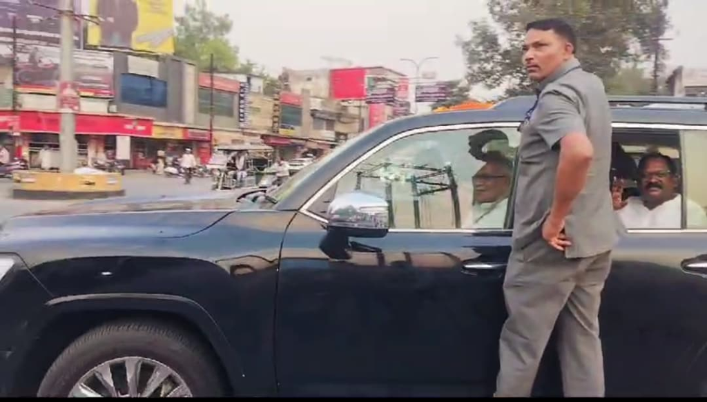 आपस में भिड़े कांग्रेसी कार्यकर्ता , पूर्व मुख्यमंत्री भूपेश बघेल के काफिले के आने के पहले भिड़े , जमकर चले लात घुसे : Congress Workers Clashed Among Themselves 2 image 221