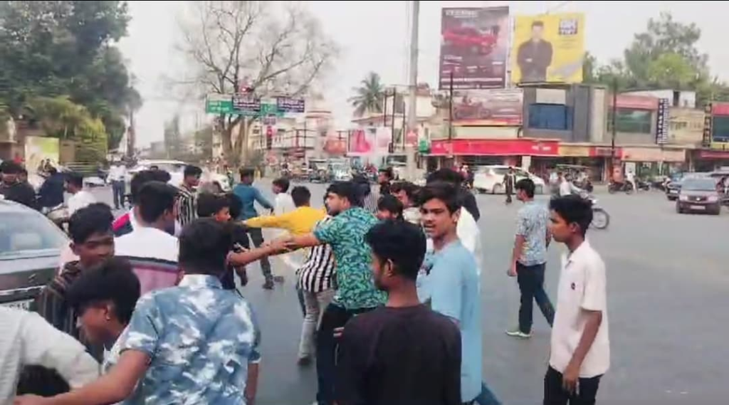 आपस में भिड़े कांग्रेसी कार्यकर्ता , पूर्व मुख्यमंत्री भूपेश बघेल के काफिले के आने के पहले भिड़े , जमकर चले लात घुसे : Congress Workers Clashed Among Themselves 4 image 223