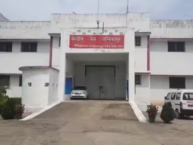 अंबिकापुर सेंट्रल जेल में बैरक से मिला मोबाइल , बंद हार्डकोर बदमाश चला रहे हैं अपना गैंग, प्रशासन में हड़कंप : Ambikapur Central Jail 2 image 257