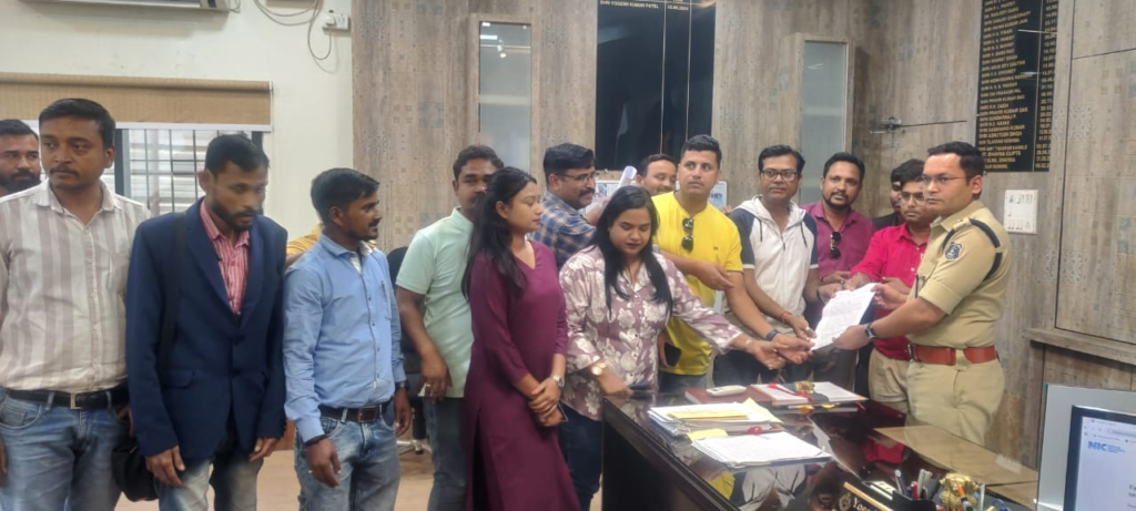 पत्रकारों के साथ हुवा अभ्रद व्यवहार, पत्रकारों ने खोला मोर्चा, पुलिस अधिक्षक को ज्ञापन सौप कार्यवाही की पत्रकारों ने रखी माँग : Journalists were Treated Rudely 2 Journalists were Treated Rudely
