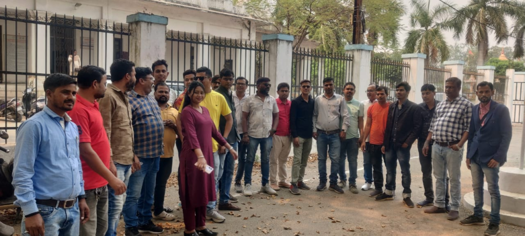 पत्रकारों के साथ हुवा अभ्रद व्यवहार, पत्रकारों ने खोला मोर्चा, पुलिस अधिक्षक को ज्ञापन सौप कार्यवाही की पत्रकारों ने रखी माँग : Journalists were Treated Rudely 4 Journalists were Treated Rudely