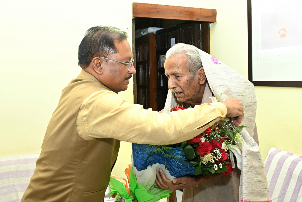 CM Vishnu Dev Sai Meet Litterateur Vinod Kumar Shukla