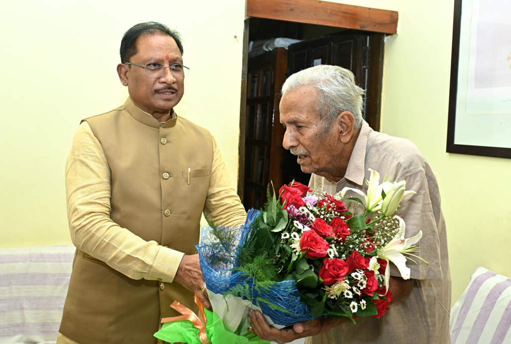 CM Vishnu Dev Sai Meet Litterateur Vinod Kumar Shukla