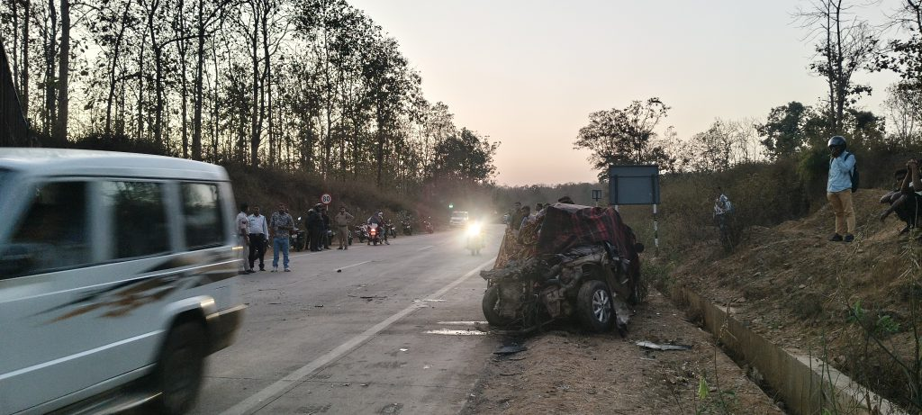 अम्बिकापुर रायगढ़ मार्ग लालमाटी चेन्द्रा के समीप नेशनल हाईवे 43 पर , ट्रक व कार के बीच हुआ भीषण सड़क हादसा, ट्रक ड्राइवर फरार : Road Accident in National Highway 43 2 image 40