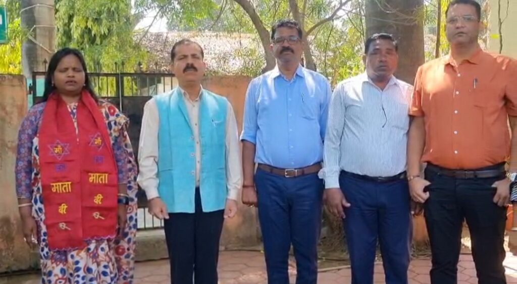 नगर निगम अंबिकापुर में कार्यदिवस की शुरुआत राष्ट्रगान से होगी, महापौर मंजूषा भगत की पहल पर यह निर्णय लिया गया : Working Day with the National Anthem 3 image 425