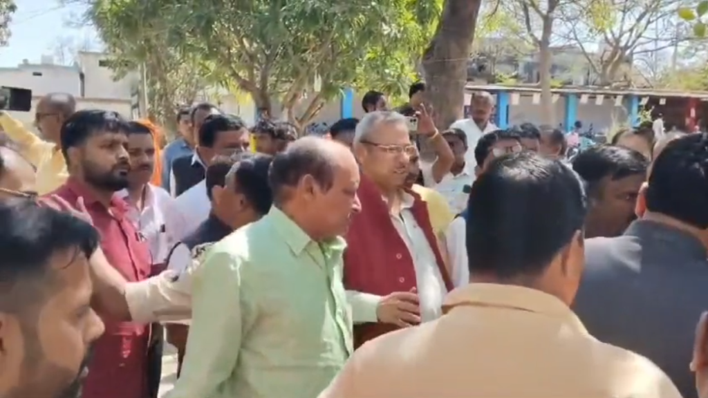 Surajpur Breaking News: सूरजपुर ओड़गी में जनपद अध्यक्ष, उपाध्यक्ष के चुनाव में हंगामा, मंत्री लक्ष्मी राजवाड़े के पति पर हमला 1 Surajpur Breaking News: सूरजपुर ओड़गी में जनपद अध्यक्ष, उपाध्यक्ष के चुनाव में हंगामा, मंत्री लक्ष्मी राजवाड़े के पति पर हमला