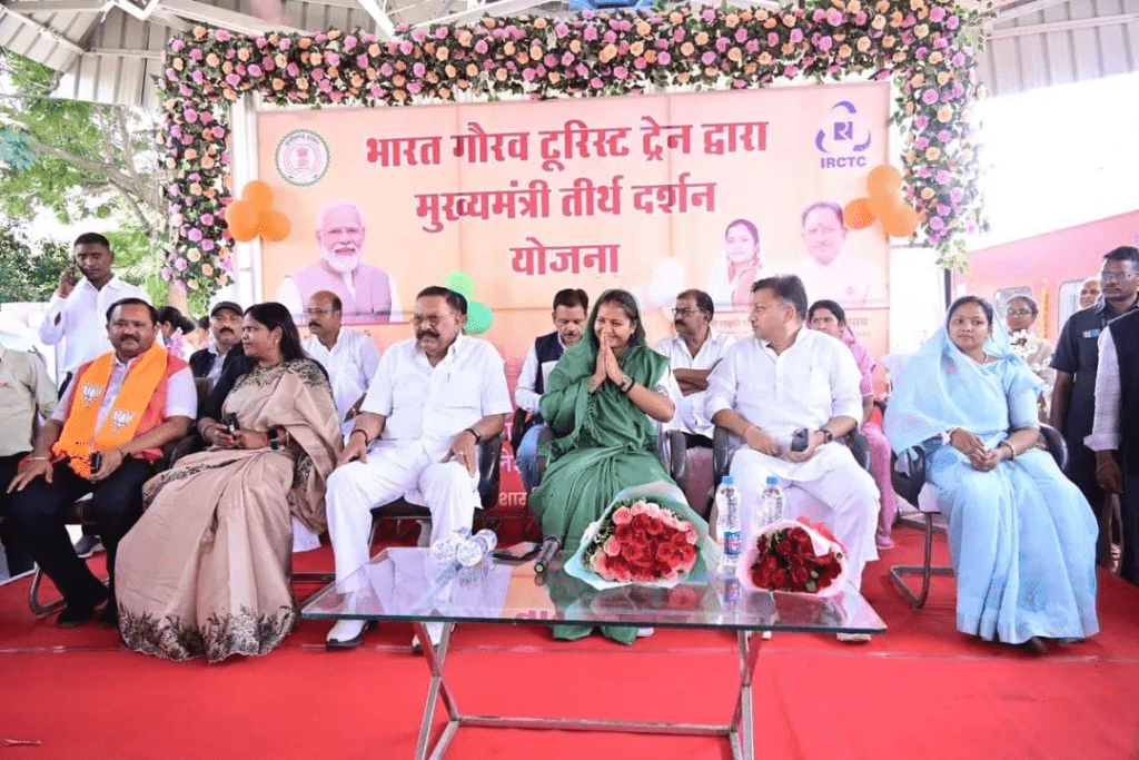 छत्तीसगढ़ की मुख्यमंत्री तीर्थ दर्शन योजना: लक्ष्मी राजवाड़े ने भारत गौरव टूरिस्ट ट्रेन को हरी झंडी दिखाई : Laxmi Rajwade flagged off Bharat Gaurav Tourist Train 2 image 102