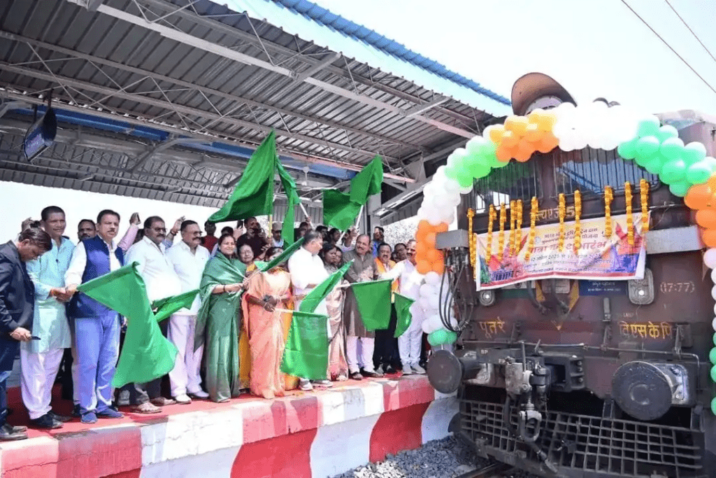छत्तीसगढ़ की मुख्यमंत्री तीर्थ दर्शन योजना: लक्ष्मी राजवाड़े ने भारत गौरव टूरिस्ट ट्रेन को हरी झंडी दिखाई : Laxmi Rajwade flagged off Bharat Gaurav Tourist Train 3 image 103