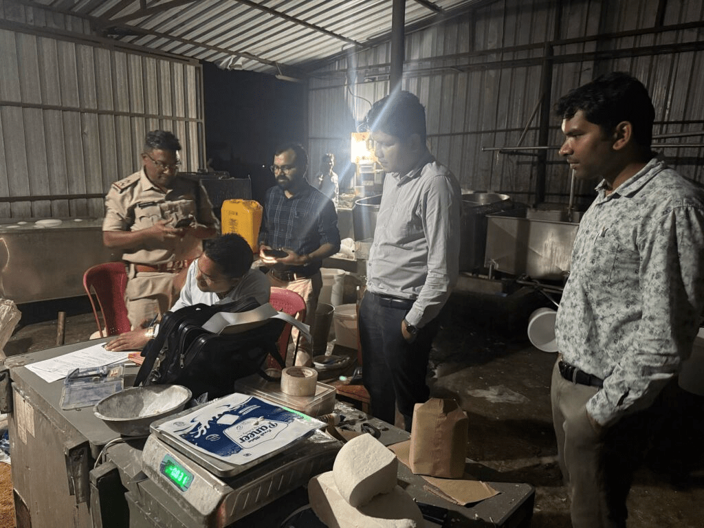 अंबिकापुर में नकली पनीर फैक्ट्री पर छापा, 150 किलो जब्त, सागर डेयरी सील : Raid on Fake Cheese Factory in Ambikapur 1 image 106