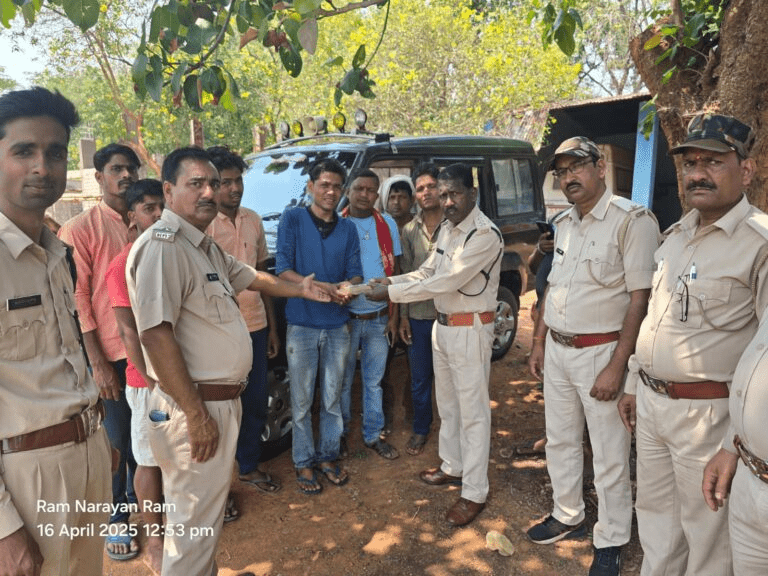 बलरामपुर में हाथी के हमले से महुआ बीनने गई महिला की मौत, वन विभाग ने जनचौपाल लगाकर समझाईश की : Died Due to Elephant Attack 1 image 136