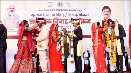 अंबिकापुर में मुख्यमंत्री कन्या विवाह योजना के अंतर्गत शादीशुदा जोड़ों का दोबारा कराया गया शादी, महिला एवं बाल विकास विभाग अधिकारी की लापरवाही : Married Couples were Remarried 2 image 25