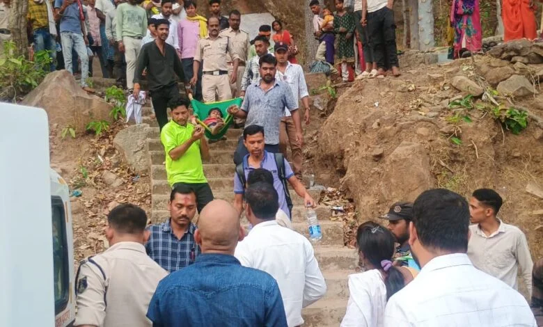 सरगुजा रामगढ़ के गहरी खाई में गीरी 7 वर्षीय मासूम बंदरों के डर, रेस्क्यू कर बच्ची की बचाई गई जान : Child Fell into Deep Ditch in Ramgarh 1 image 45