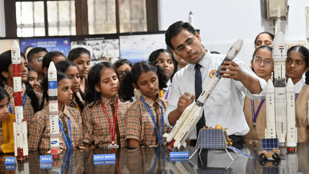 जवाहर नवोदय विद्यालय सरगुजा के छात्र को मिला इसरो युविका 2025 में चयन, अंतरिक्ष विज्ञान की दुनिया में कदम रखने का मौका : ISRO Yuvika 2025 1 image 92
