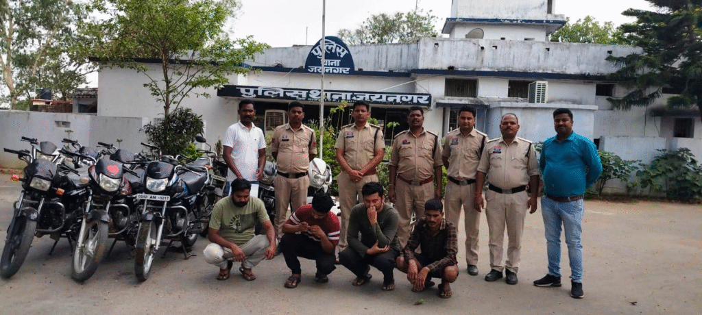 सूरजपुर पुलिस की सतर्कता से लाखों की चोरी की 12 मोटरसाइकिल बरामद, गिरोह के मुख्य सदस्य समेत चार आरोपी गिरफ्तार : Vigilance of Surajpur Police 1 image 144