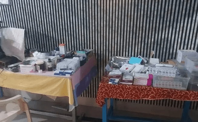 सरकारी डॉक्टर की लापरवाही उजागर: घर में अवैध क्लिनिक की आड़ में चला रहा था अस्पताल, प्रशासन ने छापेमारी कर सील किया : Government Doctor's Negligence Exposed 1 image 15