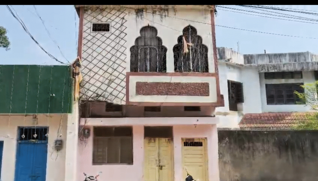 अंबिकापुर में ACB का छापा: ब्रह्म रोड पर नामी कपड़ा व्यापारी और सप्लायर्स फर्म के ठिकानों पर एक साथ कार्रवाई : ACB Raid in Ambikapur 1 image 155