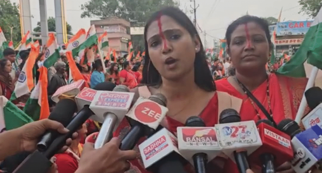 अंबिकापुर में बीजेपी की सिंदूर मशाल तिरंगा यात्रा, मातृशक्ति ने सिंदूर तिलक लगाकर दिया एकता का संदेश, क्या कहा भाजयुमो कन्या शक्ति संयोजिका दीक्षा अग्रवाल ने ? : BJP's Sindoor Mashal Tiranga Yatra in Ambikapur 1 image 183
