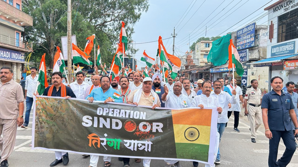अंबिकापुर में भव्य तिरंगा एवं सिंदूर यात्रा सफलतापूर्वक संपन्न: उमड़ा राष्ट्रभक्ति का जनसैलाब : Grand Tiranga and Sindoor Yatra Successfully Concluded in Ambikapur 1 image 186