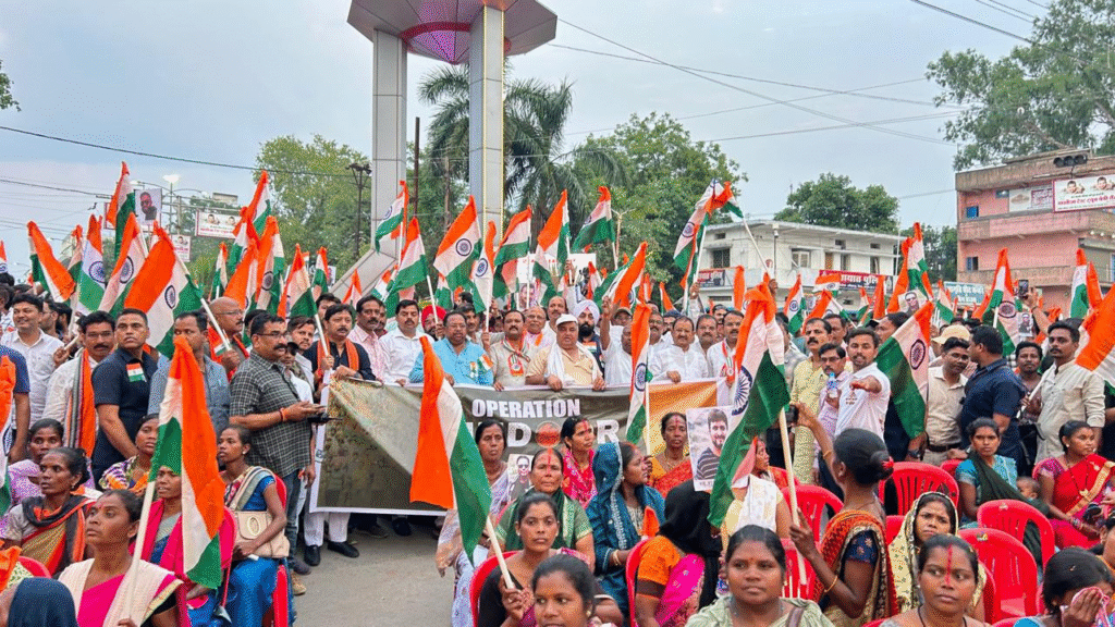 अंबिकापुर में भव्य तिरंगा एवं सिंदूर यात्रा सफलतापूर्वक संपन्न: उमड़ा राष्ट्रभक्ति का जनसैलाब : Grand Tiranga and Sindoor Yatra Successfully Concluded in Ambikapur 2 image 189