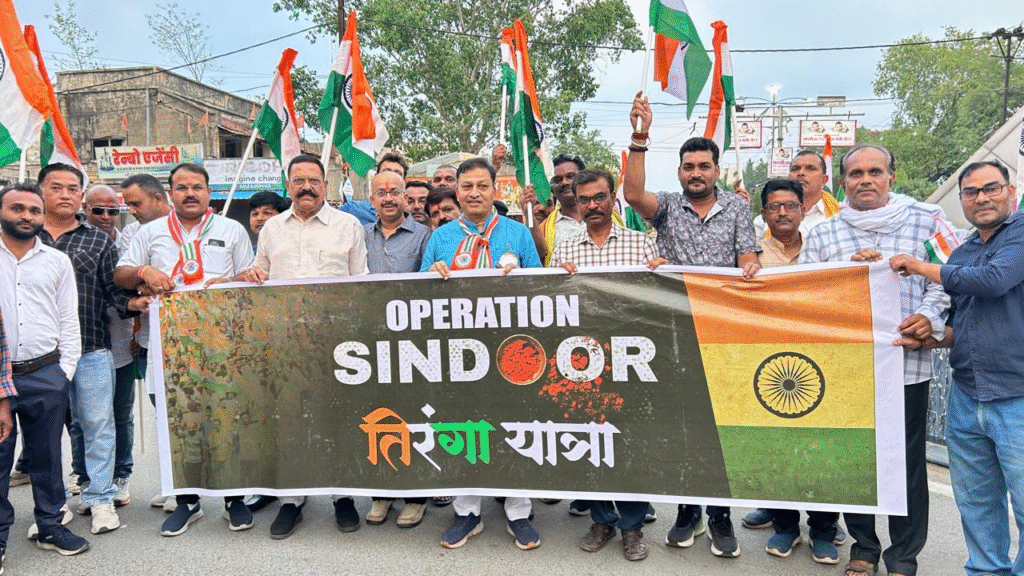 अंबिकापुर में भव्य तिरंगा एवं सिंदूर यात्रा सफलतापूर्वक संपन्न: उमड़ा राष्ट्रभक्ति का जनसैलाब : Grand Tiranga and Sindoor Yatra Successfully Concluded in Ambikapur 3 image 190