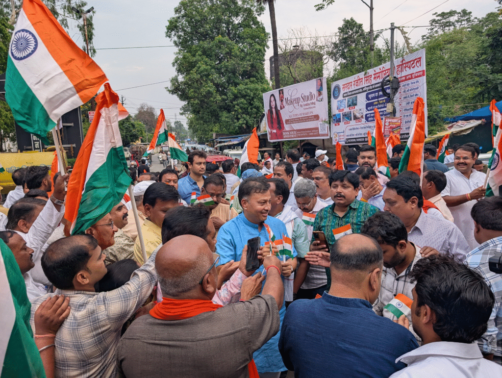 अंबिकापुर में भव्य तिरंगा एवं सिंदूर यात्रा सफलतापूर्वक संपन्न: उमड़ा राष्ट्रभक्ति का जनसैलाब : Grand Tiranga and Sindoor Yatra Successfully Concluded in Ambikapur 4 image 191