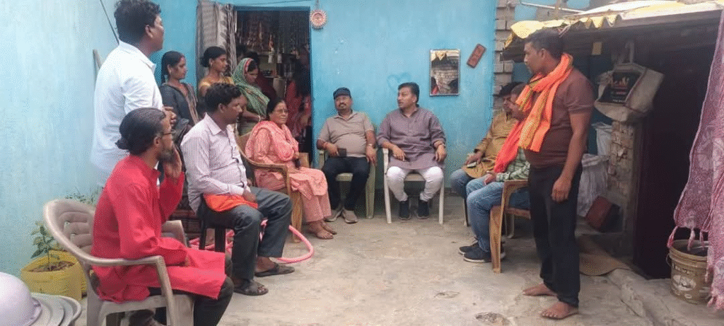गंगापुर हाउसिंग बोर्ड कॉलोनी के पीछे नजूल भूमि पर बन रहे शिव मंदिर के निर्माण में सहयोग का आश्वासन: भाजपा जिला अध्यक्ष भरत सिंह सिसोदिया ने लिया निरीक्षण : Construction of Shiva Temple 2 image 205