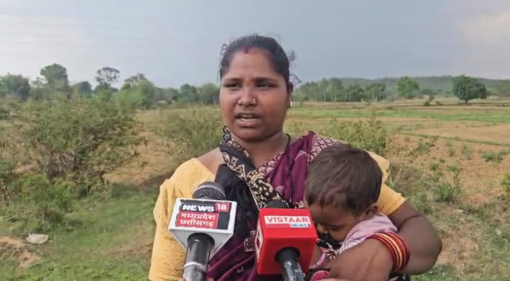 अस्पताल में लापरवाही: पोस्टमार्टम के लिए 20 हजार की मांग, शव वाहन के अभाव में मोटरसाइकिल से शव ले गए परिजन : Negligence in the hospital 1 image 222