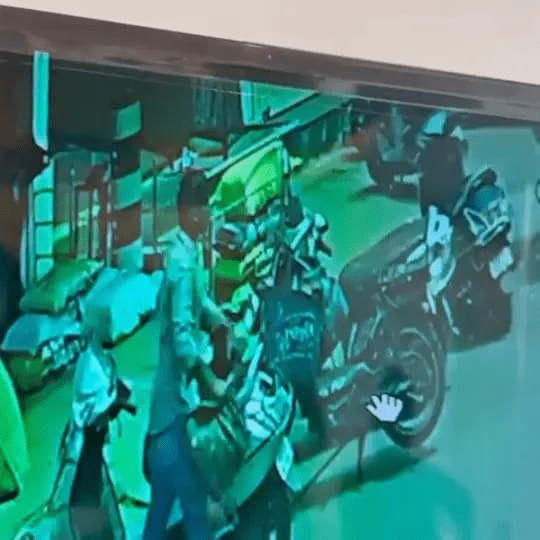 दुर्ग के गंजपारा में एक्टिवा से 18 लाख की रकम चोरी, CCTV फुटेज आया सामने : 18 Lakh Rupees Stolen 2 image 225