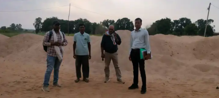 बलरामपुर जिले में अवैध रेत खनन पर प्रशासन की बड़ी कार्रवाई, राजपुर अनुभाग के खोखनिया गांव में 220 ट्रैक्टर रेत जब्त : Big Action Against Illegal Sand Mining 1 image 227