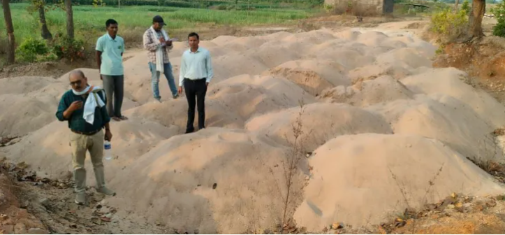 बलरामपुर जिले में अवैध रेत खनन पर प्रशासन की बड़ी कार्रवाई, राजपुर अनुभाग के खोखनिया गांव में 220 ट्रैक्टर रेत जब्त : Big Action Against Illegal Sand Mining 2 image 228