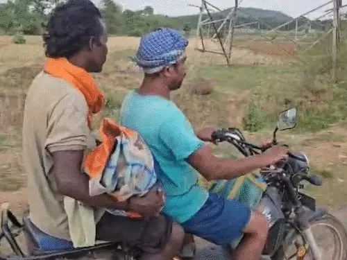 डबरी में डूबे दो बच्चों की मौत, शव वाहन न मिलने पर बोरों में ले गए परिजन; कांग्रेस ने बनाई जांच कमेटी : Two Children Drowned in a Pond 1 image 254