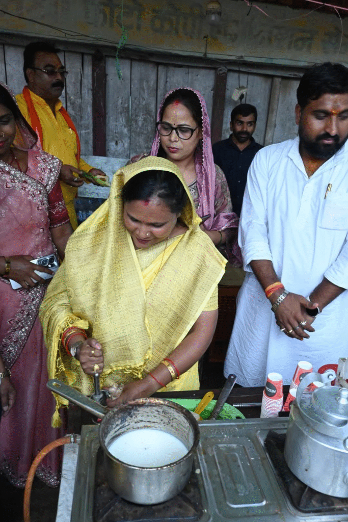 वाड्रफनगर चौक में चाय पर चर्चा, सेवा के साथ अपनापन : Discussion Over Tea at Wadrafnagar 2 image 275