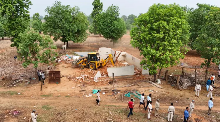 चुमरा गांव में अवैध कब्जे पर प्रशासन का बुलडोजर, 11 मकान किए गए ध्वस्त : Illegal Occupation in Chumra Village 1 image 305