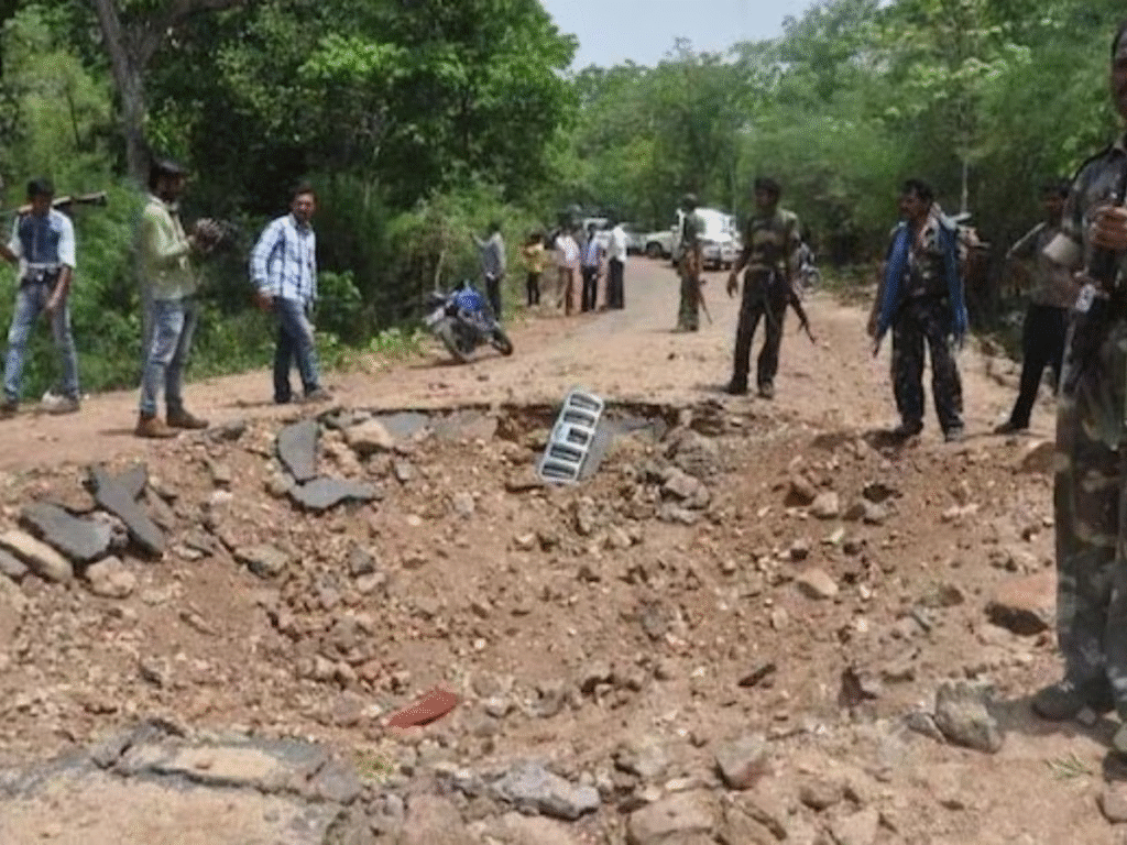 झीरम घाटी हत्याकांड: 25 मई 2013 की त्रासदी के 12 साल बाद, पीड़ित परिवारों को न्याय मिलने की उम्मीद और नक्सलियों के खात्मे की ओर बढ़ता छत्तीसगढ़ : Jheeram Ghati Massacre 2 image 333