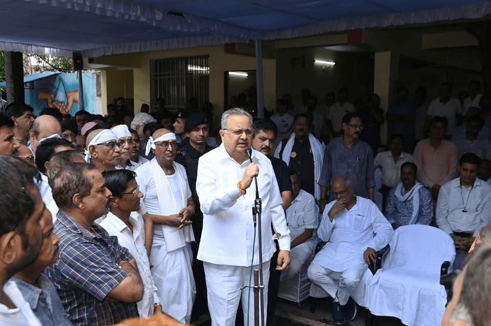 रायपुर सांसद बृजमोहन अग्रवाल के पिताजी श्री रामजीलाल अग्रवाल का अंतिम संस्कार, जनप्रतिनिधियों और लोगों ने दी श्रद्धांजलि : Last Rites of Shri Ramjilal Agarwal 2 image 335