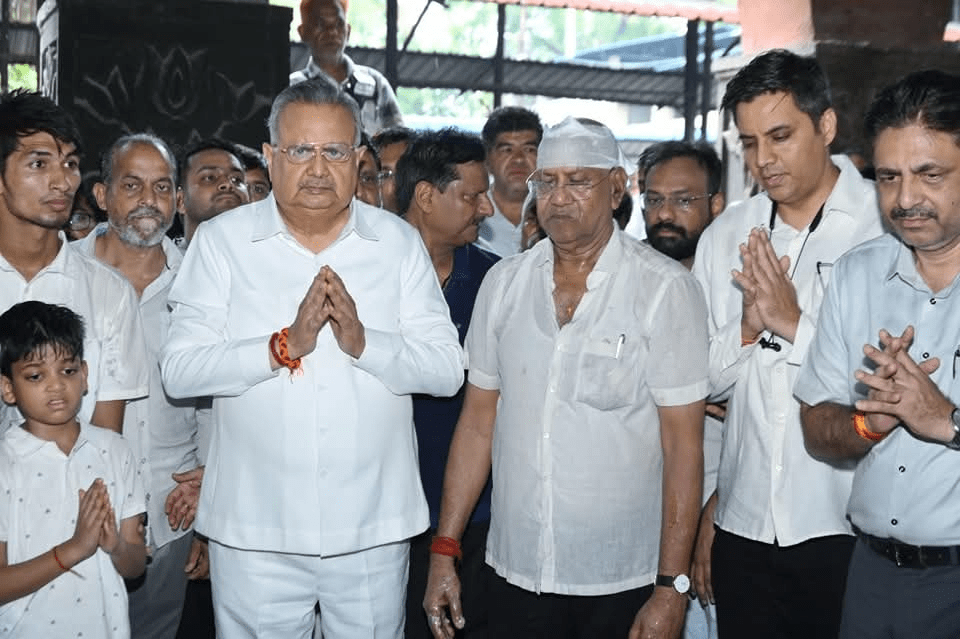 रायपुर सांसद बृजमोहन अग्रवाल के पिताजी श्री रामजीलाल अग्रवाल का अंतिम संस्कार, जनप्रतिनिधियों और लोगों ने दी श्रद्धांजलि : Last Rites of Shri Ramjilal Agarwal 3 image 336