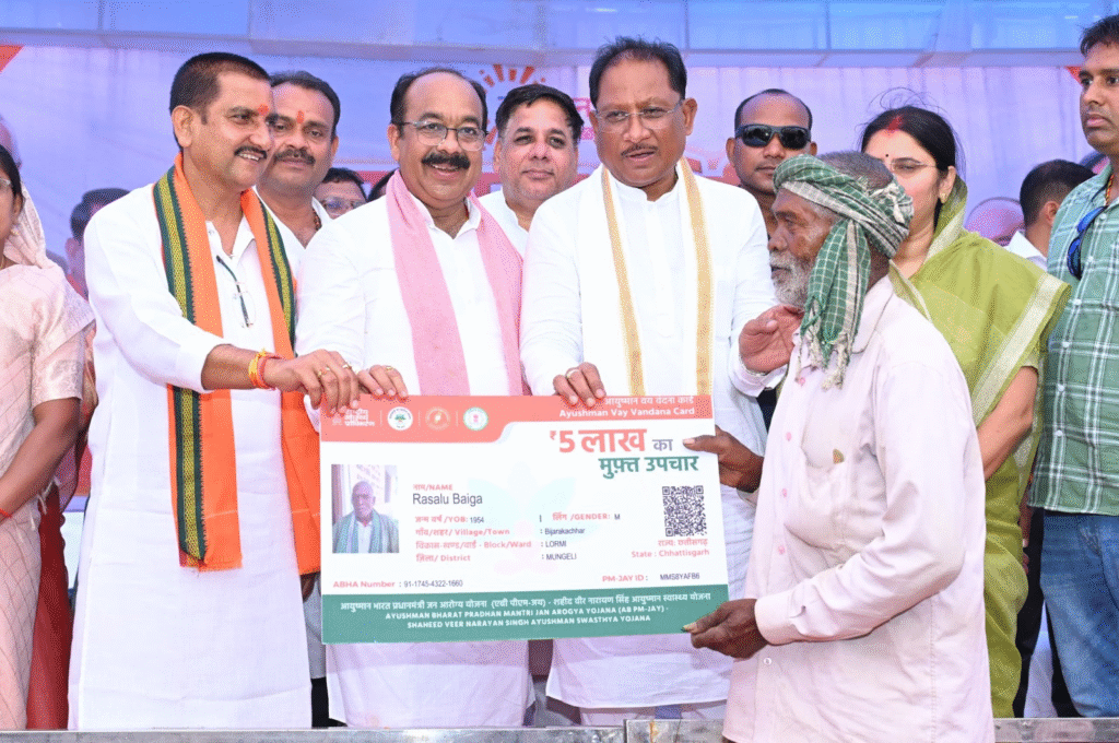 छत्तीसगढ़ आयुष्मान वय-वंदना कार्ड निर्माण में देश में पांचवें स्थान पर, 70 वर्ष से अधिक आयु के 3.6 लाख वरिष्ठ नागरिकों को मिला लाभ : Making Ayushman Vaya-Vandana Cards 2 image 351